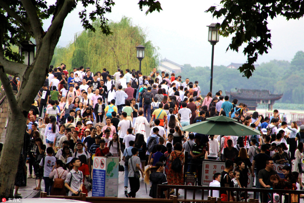 还好没出门!中秋假期首日出行不易,景区火爆人山人海