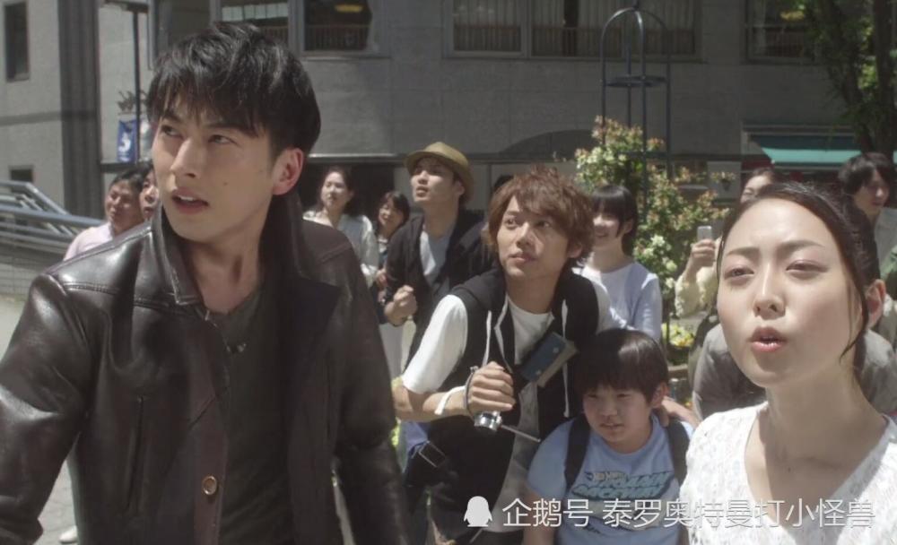 为什么欧布奥特曼人间体红凯总穿着皮衣?一直