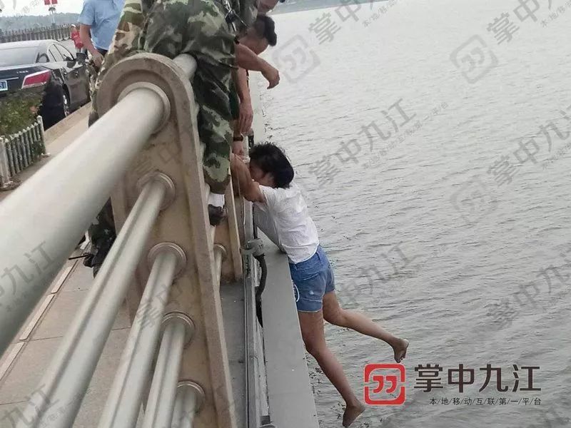 惊魂一幕!女子八里湖大桥跳下的瞬间,消防紧紧拽住了她的手