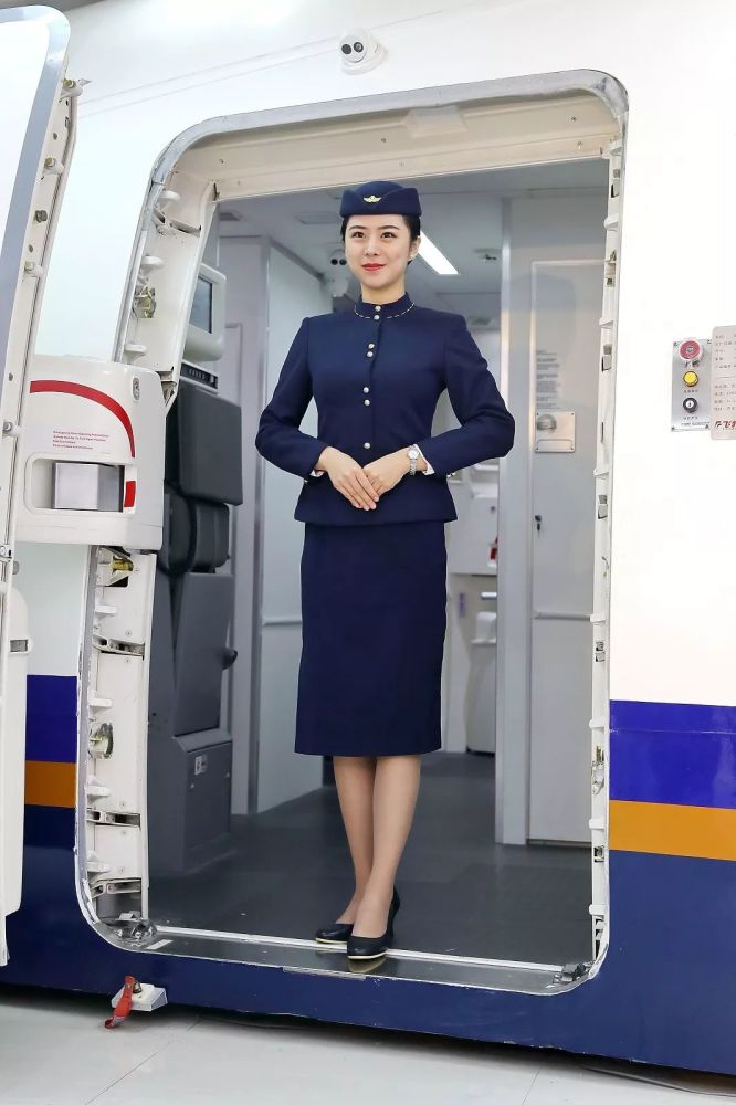 南航空姐身穿历代制服 走秀 展示中国民航发展变化