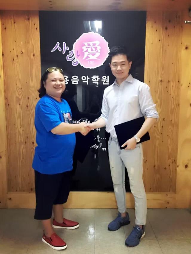 长沙梦煌文化传媒有限公司总经理唐全(左)亲赴韩国与main-j娱乐公司