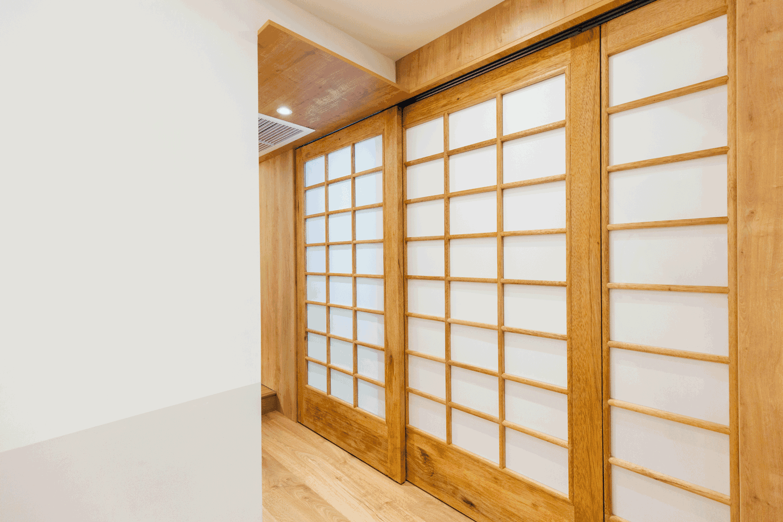 这个房间用两扇可以完全对开的 日式纸拉门来密闭 左右两个方向都可以