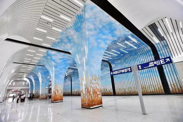 徐家棚站不仅颜值爆表,未来也将是三线换乘站,而且出入口众多,从字母a