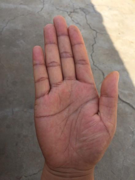 小指过三关，必然不是穷苦命，财帛与水星丘饱满，正财偏财滚滚来