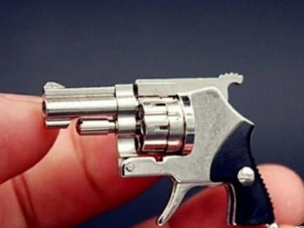 网售迷你枪形钥匙扣被跨省刑拘!这也算枪支?看