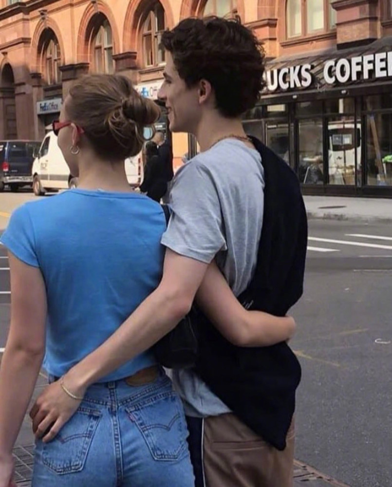 德普女儿与甜茶恋爱,两人在大街上亲昵搂腰,网友:假戏真做了