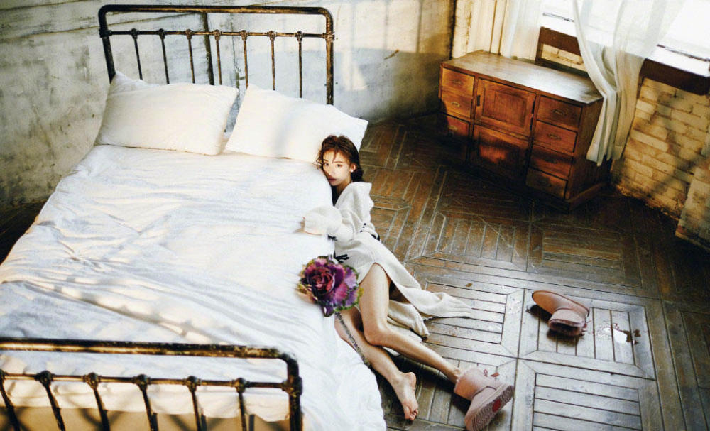 吴谨言《男人装》诱惑深,长发披肩仅穿白色t恤,腿上还有水珠