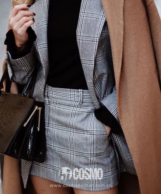 我有一条格纹裙,我穿它去了3个场合并搭出了5