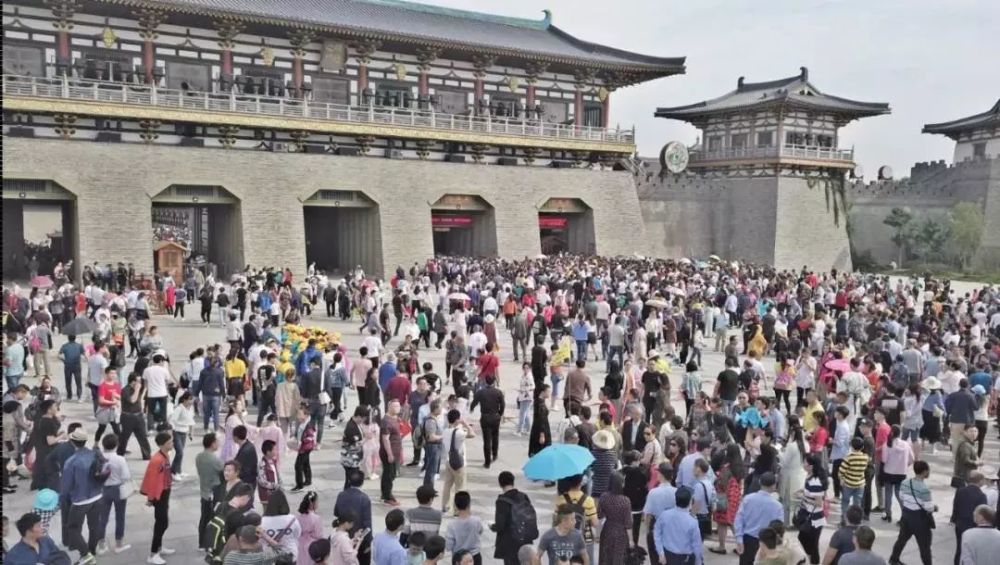 不是唐城，不是古隆中，国庆假期湖北最火的景区竟然是它？(图2)