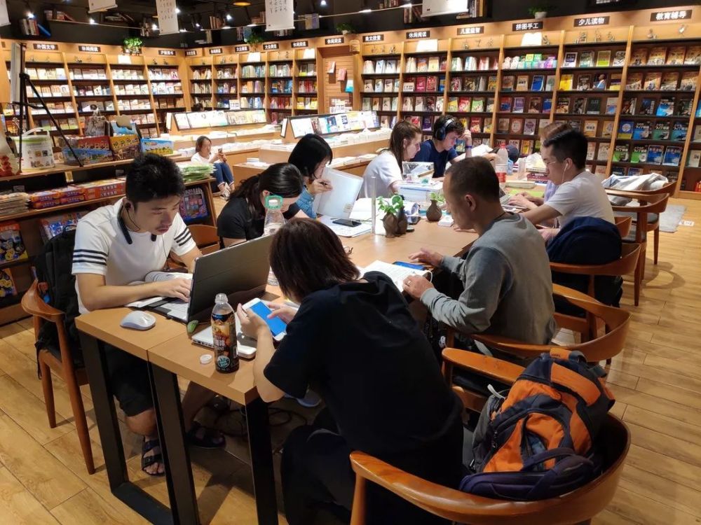 海淀24小时书吧丨灯光不息读书不止