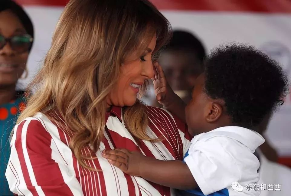 特朗普夫人出访拗造型结果踩到雷,穿这么美为