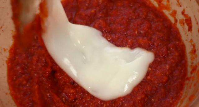 然后将20克糯米粉融入水中,小火熬制浓稠.