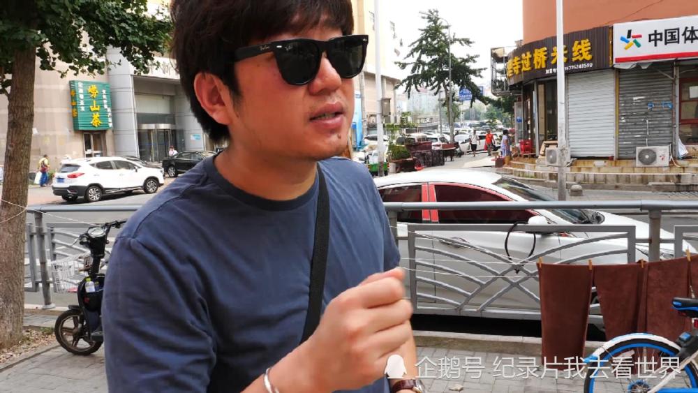 青岛哪家啤酒屋好喝,老宋教你一招:看谁家门口酒桶多