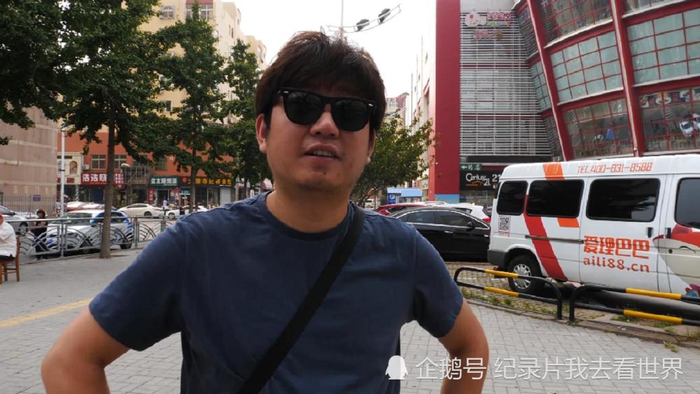 青岛哪家啤酒屋好喝,老宋教你一招:看谁家门口酒桶多