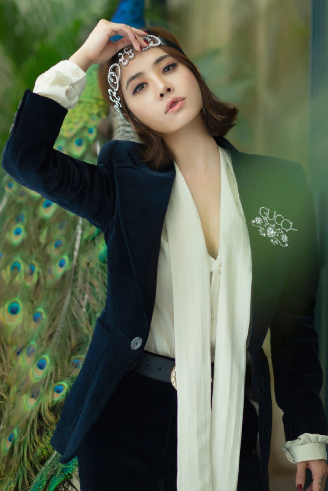 蔡依林真敢穿!破洞裤只穿一条腿搭配金色高筒