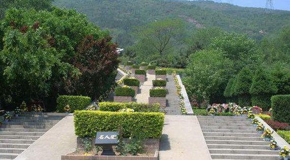 新闻联播罗京去世9年,墓地四周一片青葱,墓碑上的雕塑令人泪目