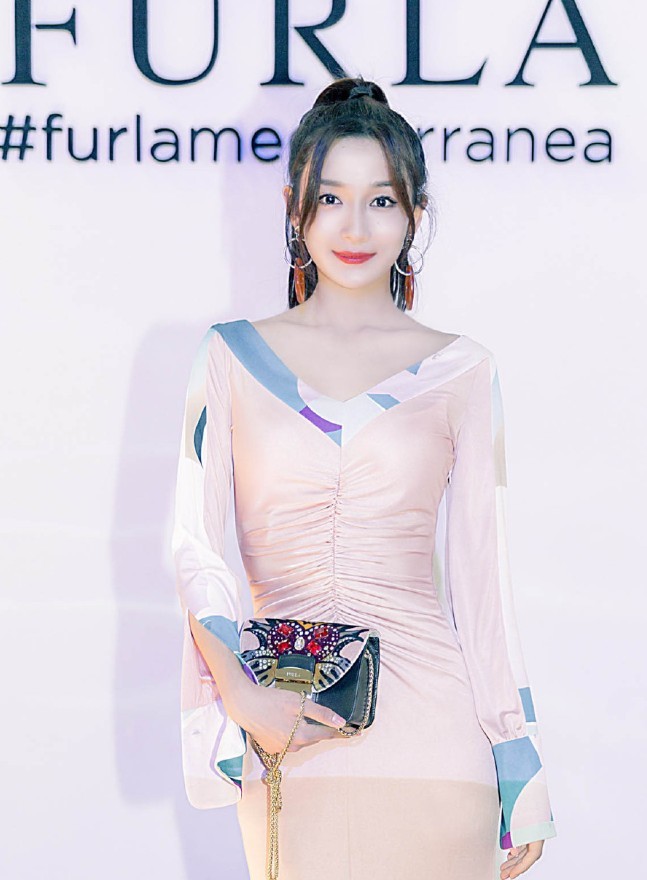 陆晚晚没钱买耳环,耳朵上戴"柿子饼"意外甜美,吃货看了心动!