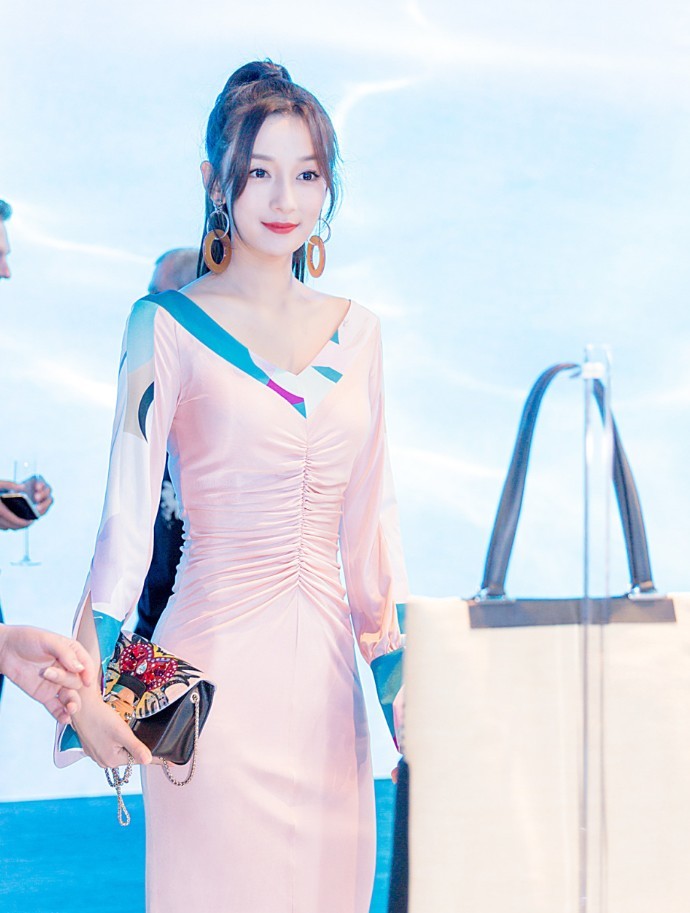 陆晚晚没钱买耳环,耳朵上戴"柿子饼"意外甜美,吃货看了心动!