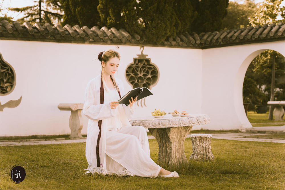 捷克美女的汉服初体验,在开封古楼中寻访大家闺秀的风情