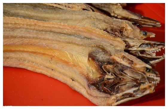 印度老人制作美食,食材使用2米长鱼干,制作出来网友却不领情