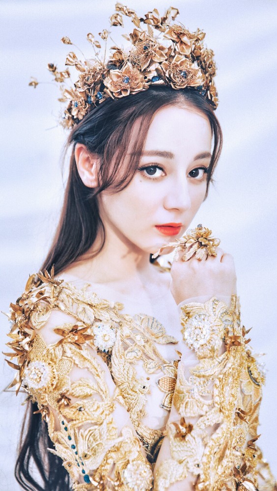 迪丽热巴金鹰女神造型惊艳四座,唯一的缺憾是手臂有点儿粗