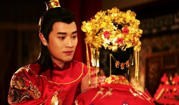 半老徐娘得到皇帝独宠,她死后皇帝也随他而去