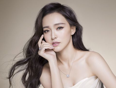 在2001年的时候,唐嫣参加了第三届"舒蕾世纪星"选美大赛,并且获得了