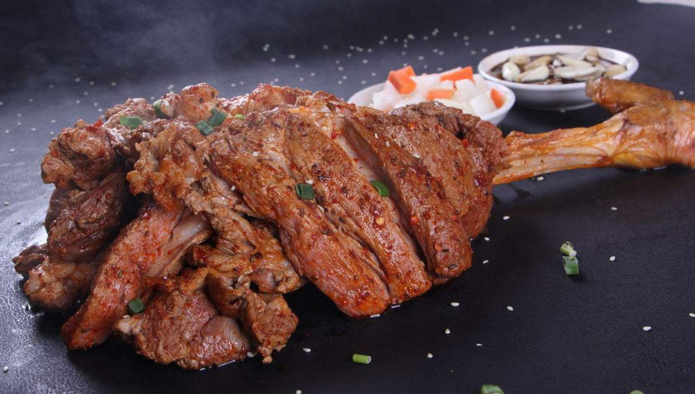 虎牙烤羊腿是个帅气的萌妹子,这样的烤羊腿真好吃