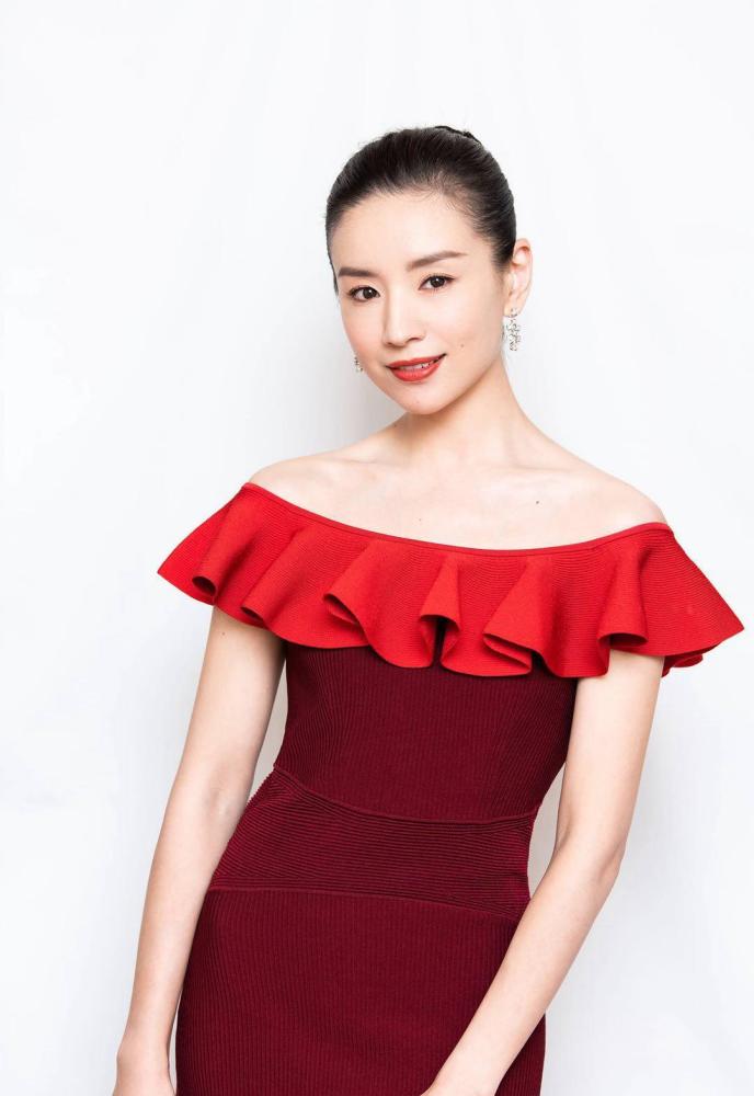 董洁剪刘海至少减龄20岁,扎低马尾穿百褶裙,少