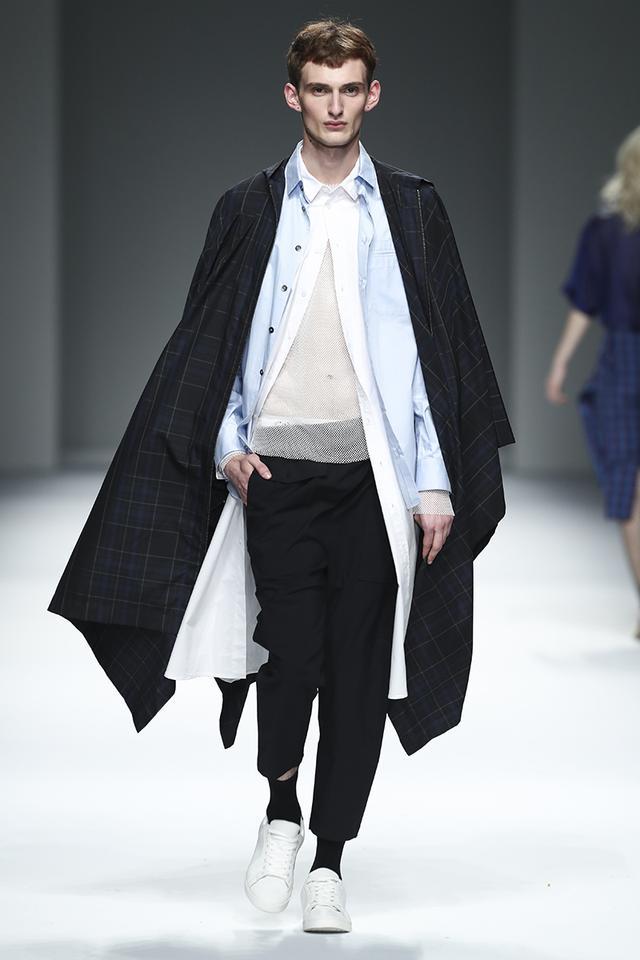 服装设计师窦腾璜与张李玉菁于1995年共同创立douchanglee,以刚柔并济