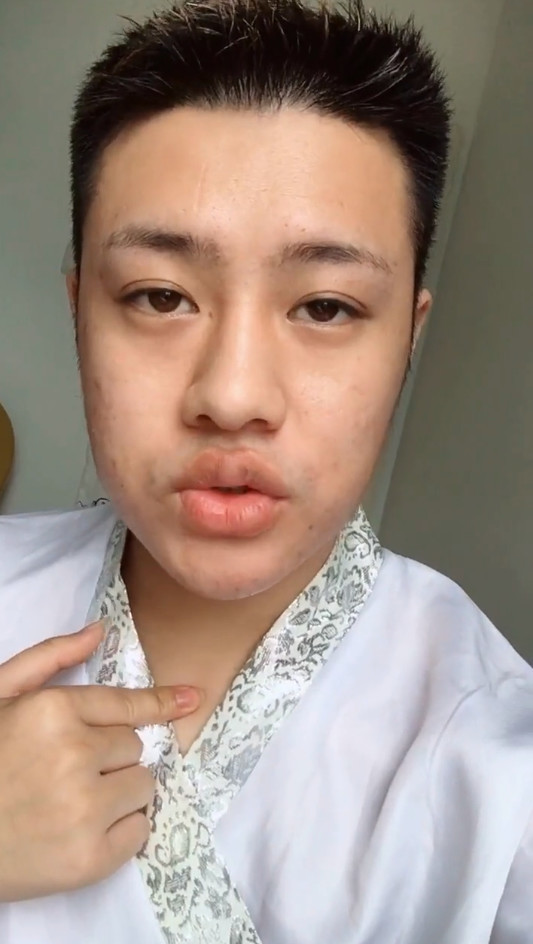 男孩化妆变身美少女,网友表示不再相信自己的眼睛了