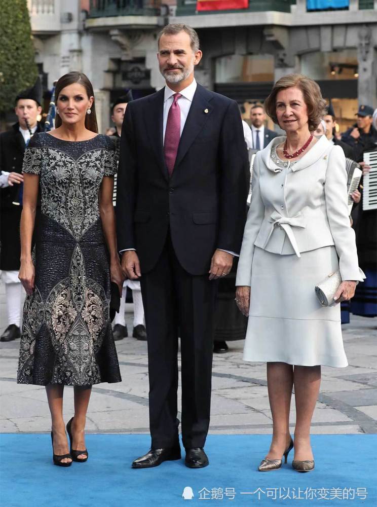 西班牙王后走红毯，挺拔身姿令人过目难忘，却被白发暴露年龄
