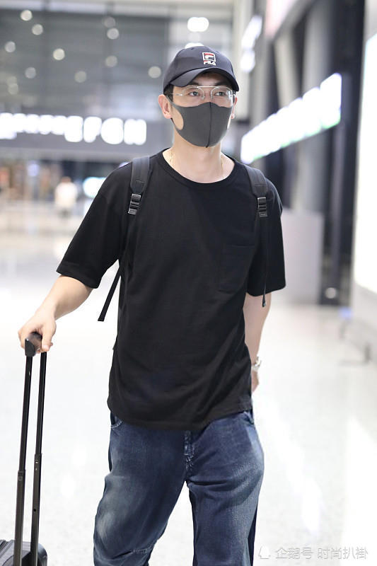 没想到35岁朱亚文还是个时髦精!日常私服一套