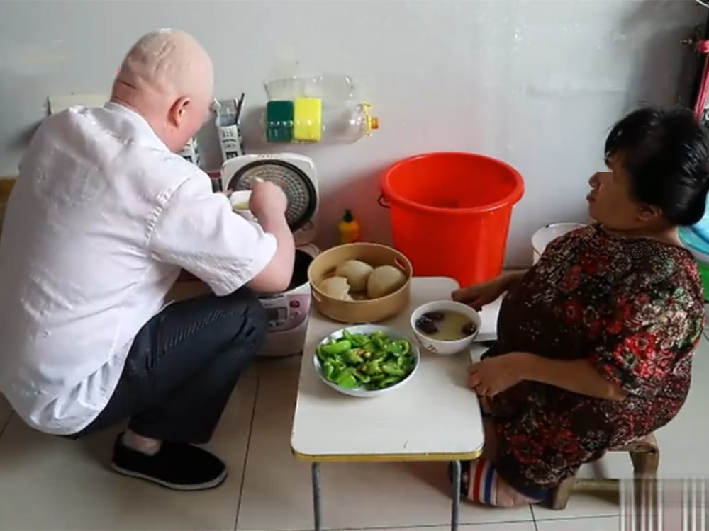 玻璃妈妈意外怀孕,搏命生子却危险重重,真实