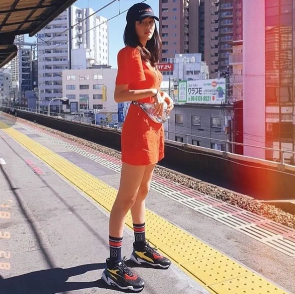 穿运动鞋的女孩也太好看了吧