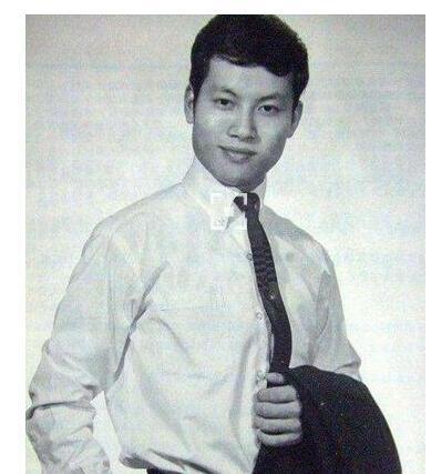 《珠光宝气》贺峰扮演者岳华去世,他的爱情故事比戏里还惊心动魄