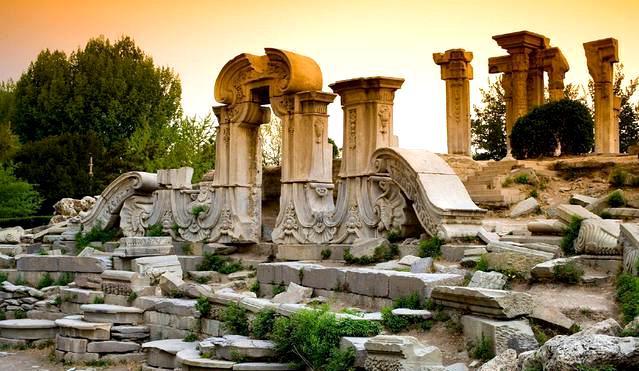 乾隆皇帝有多会花钱?清朝被他败光了,用和珅都填不满国库