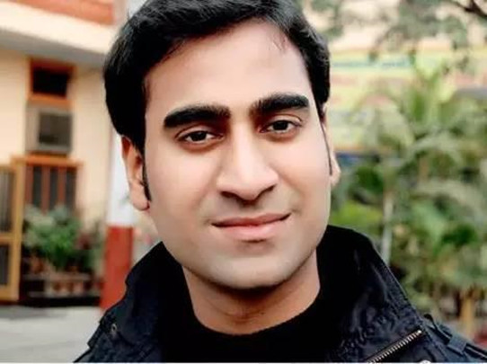 印度土豪小哥做炸鸡,整只鸡下锅看着非常爽,成品却让人没有胃口