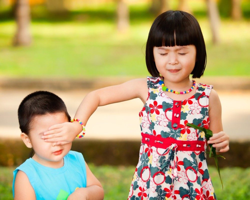嫁给二婚男,该如何对待他和前妻的孩子,听听这