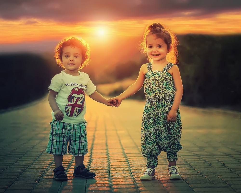 嫁给二婚男,该如何对待他和前妻的孩子,听听这