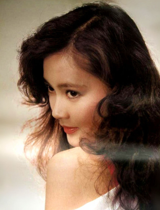 早前她被称为黎族之花,因为她当时是黎族第一位站上银幕的明星,年轻貌