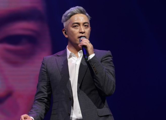 快男吉杰晒自拍照,配文:换了个新发色,网友:瞬间年轻10岁!