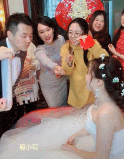 新郎平时一定是没请伴娘吃过饭,不然不会这么惨无人道的!2.