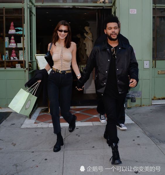 超模贝拉与男友盆栽哥甜蜜逛街,穿羽绒服却露出了肚皮
