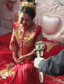 搞笑gif趣图:新娘子喝多了,趴在马桶边上吐个没完!