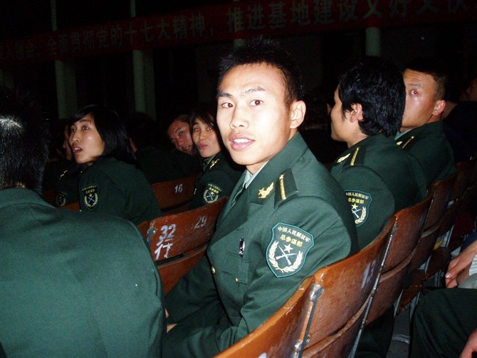 微纪录片他是中国军人的骄傲铁汉拳王周志鹏也有柔情时