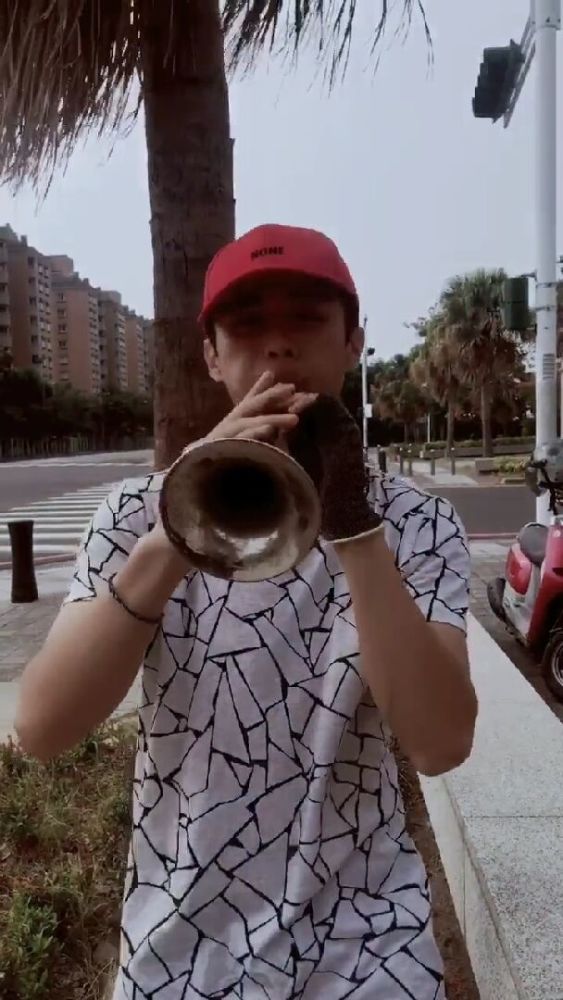 抖音"唢呐哥"火了,沙漠骆驼吹的这么好,网友:唢呐这么厉害