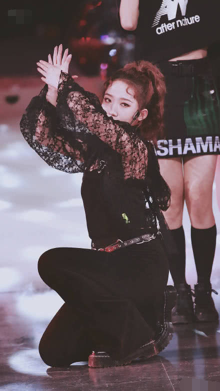 孟美岐跳舞黑色内搭掉了,镂空蕾丝外裳很透,险