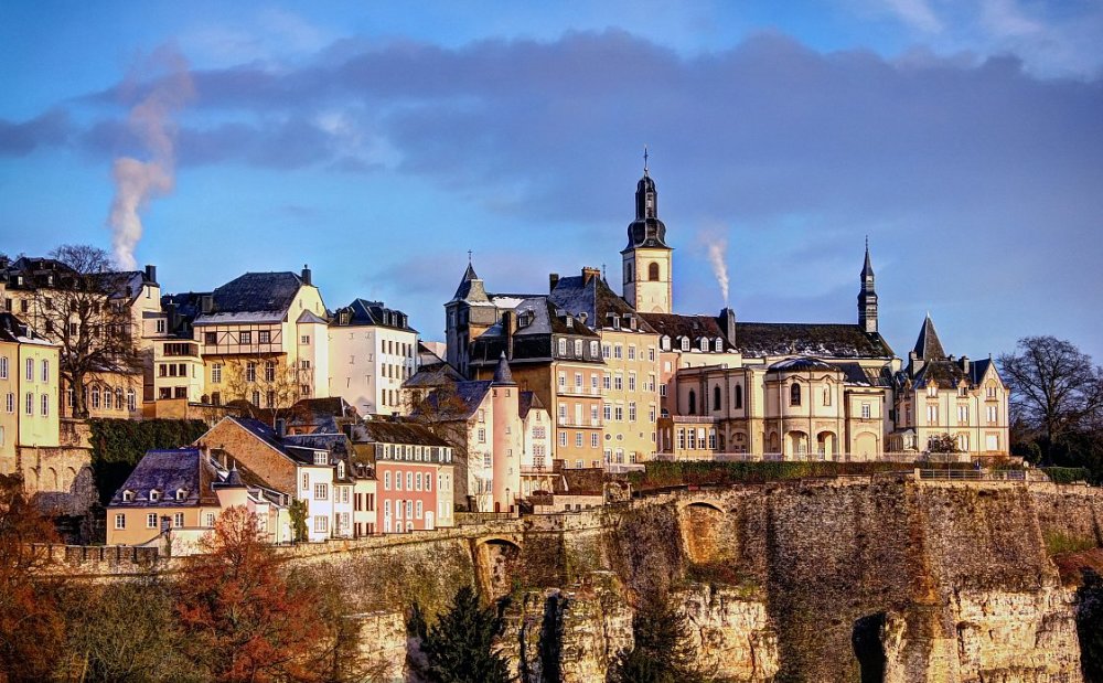 世界上人均收入最高的国家,比上海小一半,月收