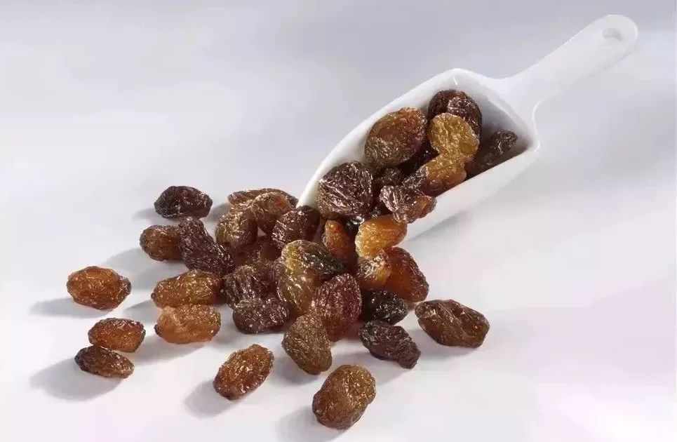 尝味道 拿起一两粒葡萄干尝一尝,肉多有嚼劲的葡萄干值得买.